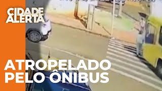 CENA INACREDITÁVEL Idoso é atropelado por ônibus em Londrina  Vídeo chocante capturado pela câmera [upl. by Shank155]