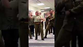 Soldados da Nova Zelândia dão as boasvindas aos novos membros do exército com a dança Haka [upl. by Akimihs519]