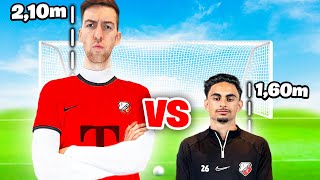 VOETBAL CHALLENGE vs DE KLEINSTE PROFVOETBALLER IN NEDERLAND 541 [upl. by Lancey]