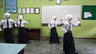 Tari Ayam den Lapeh Diva dkk SMPN 2 Srengat [upl. by Ariet512]