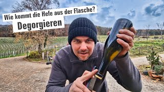 Wie kommt die Hefe aus der Schaumwein Flasche Degorgieren  mit Herzblut zum Wein Vlog 344 [upl. by Ecienahs561]