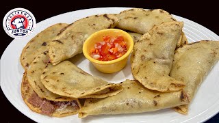 Tostadas de frijoles rellenas de queso y crema [upl. by Ilrebmyk]