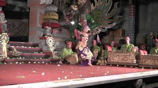 Taruna Jaya Legong Dance  Sadha Budaya Gamelan Ubud Bali Dec 2010 [upl. by Xyno935]