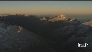 NouvelleZélande Ile du Sud  chaîne de montagnes dans les nuages [upl. by Htebaile]