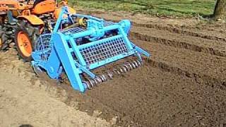 Tuin spitten in Espelo met Kubota 7001 en Imants spitmachine [upl. by Yorick409]