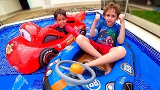 BOIAS do HOT WHEELS vs MCQUEEN do CARROS na PISCINA  Vídeo Infantil  Paulinho e Toquinho [upl. by Sladen]