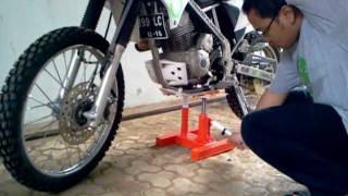 Bike Stand Hidrolik Paddockuntuk trail enduro cross supermoto dirtbike [upl. by Lutim]