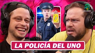 Bizarro Policia intenta detener a jovenes por jugar UNO [upl. by Marga]