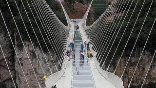 no comment Découvrez le pont en verre le plus long du monde en Chine [upl. by Ross]