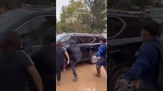 Vecinos de Paiporta DESTROZAN el coche de Pedro Sánchez cuando huía de Paiporta [upl. by Ashton]