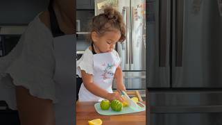 Kayah fait une citronnade 🍋 cuisine cheffe recettemaison recette famille bebe citronnade [upl. by Dill]