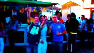 Gente joven de fiesta divirtiéndose cantando al amanecer en la fiesta de Aguilar de Tera en España [upl. by Cobb456]