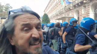 Dure cariche della polizia contro gli studenti che manifestano a Torino contro il governo Meloni [upl. by Parsaye180]