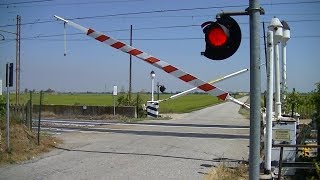 Spoorwegovergang Garbagna I  Railroad crossing  Passaggio a livello [upl. by Lasko]