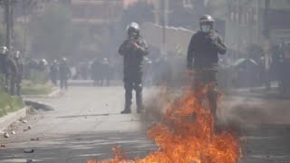 Choques entre policías y cocaleros dejan 6 heridos y 33 detenidos en La Paz [upl. by Enrobialc]