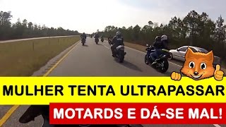 Mulher tenta ultrapassar motards por fora da estrada e dáse mal [upl. by Eesac]