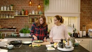 Gevulde courgettebloem met mozzarella en ajuinsoep  Sofie in de keuken van  VTM Koken [upl. by Anilat340]