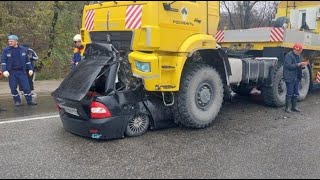 Приору расплющило под КамАЗом момент смертельного ДТП на Кубани [upl. by Esdnyl664]