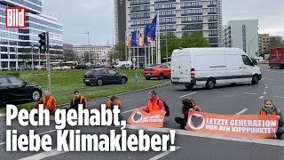 KlimaProtest geht schief Autofahrer umfahren Klimakleber  Berlin [upl. by Asylem]