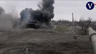 Desde el interior de un tanque ruso atacado por artillería ucraniana en el Donbass [upl. by Gabbey]