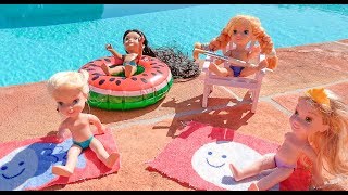 Elsa and Anna toddlers paint chairs by the pool with Rapunzel amp Jasmine amp play with the ponies [upl. by Tuckie]