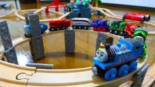 Thomas amp Brio Wooden Railway ☆ Helix Tower Tunnel Station Course [upl. by Newkirk]