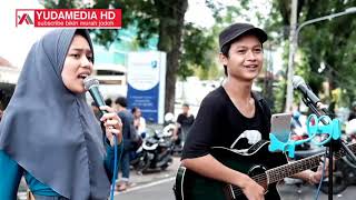 Cewek Cantik Berjilbab Nyanyi Lagu Dangdut Saat Ngamen Seharusnya Masuk TV Sama Via Vallen Nih [upl. by Fanchan38]