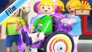 BEHINDERTER NEUER SCHÜLER  Wie reagiert die Klasse   Playmobil Film deutsch  FAMILIE Bergmann [upl. by Yenitirb915]