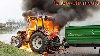 Traktor gerät während der Fahrt in Brand [upl. by Ahseiym]