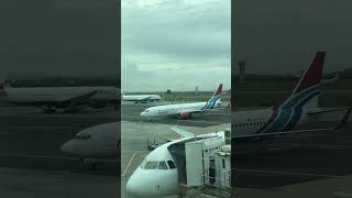 🛬 FlySafair plane is parking between SA and BA planes Cape Town airplane flysafair airport [upl. by Sheff]