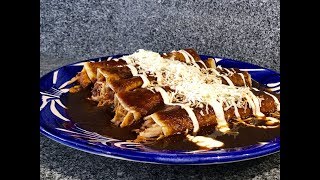 ENCHILADAS DE PASILLA CON CHICHARRÓN Y POLLO [upl. by Yllor964]