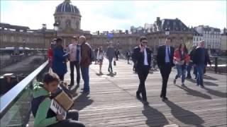 Roberto accordéoniste Pont des Arts 1er avril 2017 [upl. by Nadeau833]