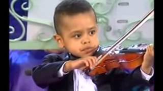 Niño de tres años tocando violín [upl. by Ahsiak]