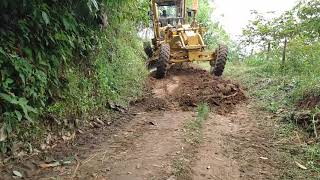 MAQUINARIA PESADA🚜trabajando cunetiando carreteras 🌄 MOTONIVELADORA Caterpillar 120 K motor grader [upl. by Neelyt]