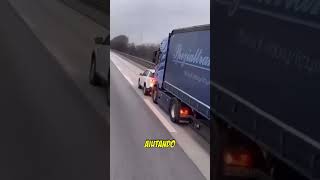 🚗💥 Auto Eroica Ferma Camion dai Freni Guasti 😱 Salvataggio Incredibile sulla Strada perte [upl. by Ahsiad]