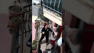 Ragazza suona il flauto sul balcone viene insultata ed aggredita con bestemmie [upl. by Cirilla]