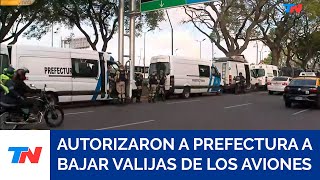 CONFLICTO AERONÁUTICO I El Gobierno autorizó a Prefectura y PSA a bajar las valijas de los aviones [upl. by Ruben899]