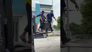 The way to pull out the steel plate from Box lorry forkliftsafety loading steelplate [upl. by Hbaruas]