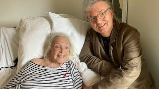 Micheline Presle fête ses 101 ans en compagnie d’un ami dans une incroyable maison de retraite [upl. by Ewer447]