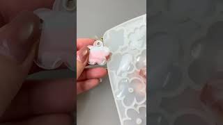 【レジン】おすすめ！フラットワイヤーでレジンキーホルダー作ってみた！How to make a resin key chain using flat wire 作り方 Shorts [upl. by Rim934]