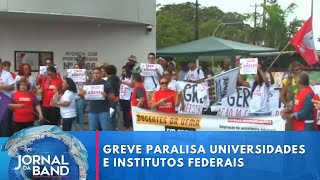 Greve de professores paralisa diversas universidades e institutos federais  Jornal da Band [upl. by Eirotal]