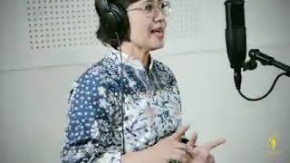 Rektor UGM Jogjakarta Profesor Ova Emilia dan Suami nyanyikan Lagu Ojo Dibandingke [upl. by Wager346]