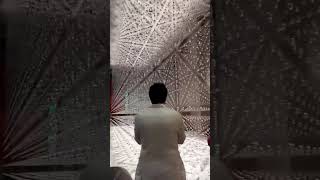 La fascinante instalación de cristal Pointillisme en el Salone del Mobile está diseñada por el rec [upl. by Lovash741]