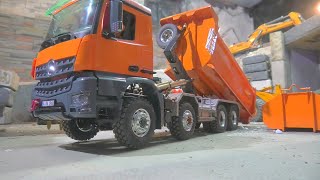 Mercedes Arocs 8x8 mit Schwerlastmulde  Volvo L250G läd Kies [upl. by Aihsenat]