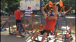 EDUCADORA FISICA ENSINA COMO UTILIZAR OS APARELHOS DE ACADEMIA DE GINÁSTICA AO AR LIVRE [upl. by Sihonn]