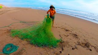 MIRA ‼ La técnica que usa este hombre para pescar 🐟 en playa de arena Diferentes maneras de pescar [upl. by Anoif]