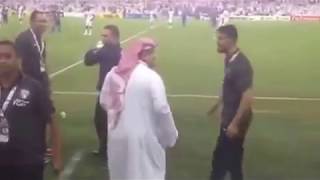 ‏اثناء خروجه بعد الطرد محاولة اعتداء جيان على رئيس نادي الهلال عبدالرحمن بن مساعد [upl. by Iruy871]