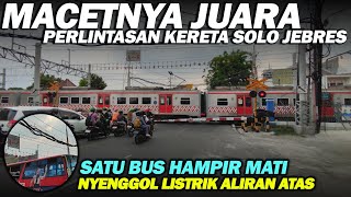 Detikdetik Menegangkan Bus Nyaris Tersenggol Kabel Listrik di Perlintasan Kereta Api Solo Jebres [upl. by Asiuqram]