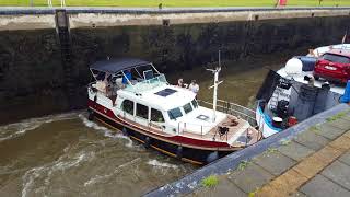 Onervaren een sluis binnen varen [upl. by Michelsen]