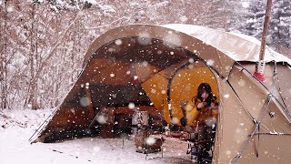 4K camping in the snow in the quiet mountains alone hearing snow falling in a relaxing shelter [upl. by Ellek]